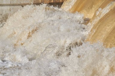 Azgın nehirde çamurlu su