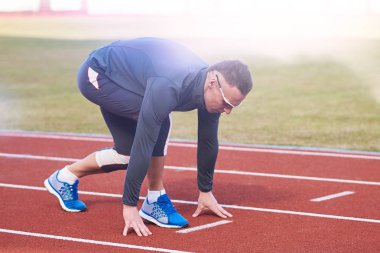 Stadyum koşu bandı başında yakışıklı atletik erkek 