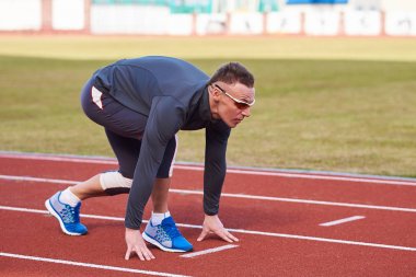 Stadyum koşu bandı başında yakışıklı atletik erkek 