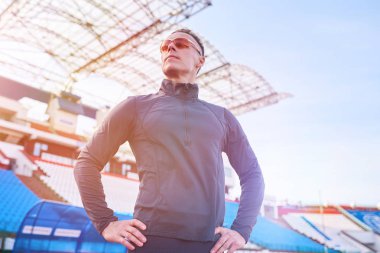 Stadyum üzerinde koşu parkuru poz yakışıklı atletik erkek