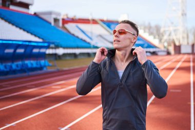 Stadyum üzerinde koşu parkuru poz yakışıklı atletik erkek