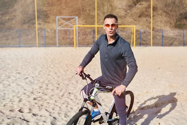 Ciclista con bici sulla sabbia — Foto Stock