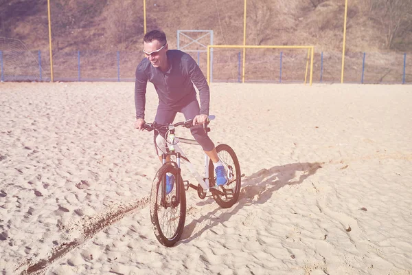 Ciclista con bici sulla sabbia — Foto Stock