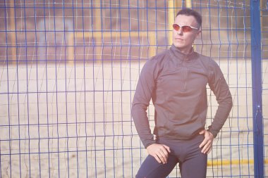 Sportif adam bir kılavuz arka plan üzerinde poz