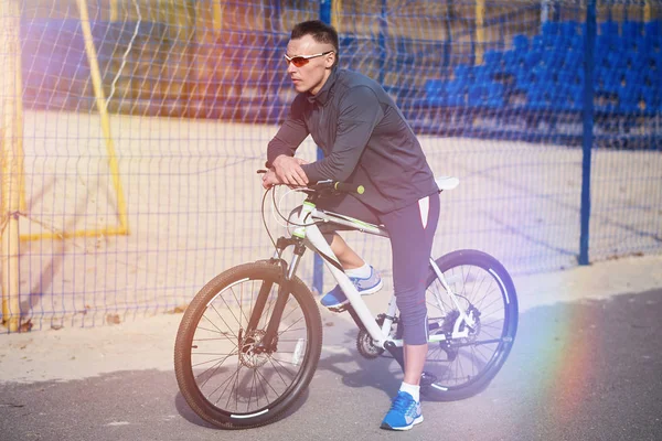 Sport muž na kole — Stock fotografie