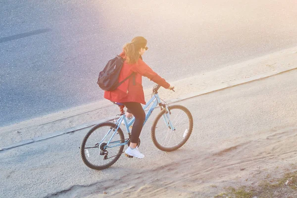 Mädchen auf dem Fahrrad — Stockfoto