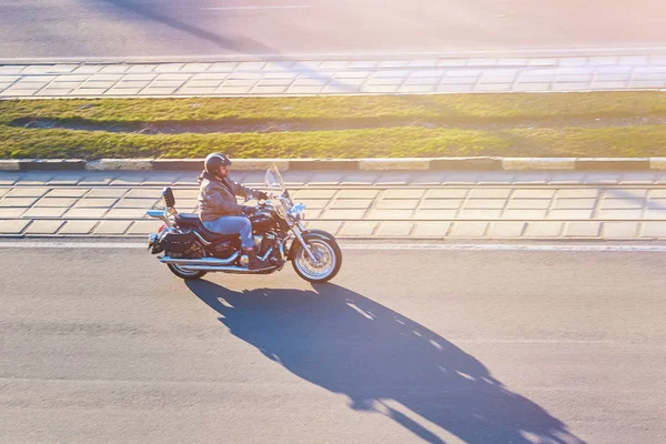 Motociclista su una moto — Foto Stock