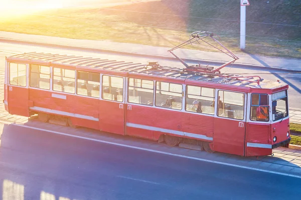 Röd spårvagn i Östeuropa — Stockfoto