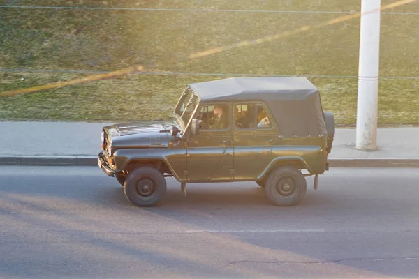 Antiguo jeep militar ruso en rayos del atardecer —  Fotos de Stock