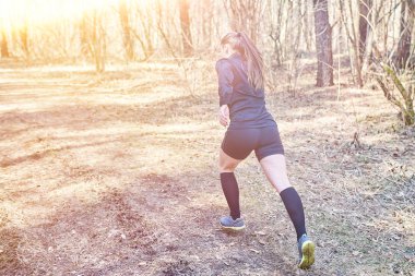 Sportif kız ormanda çalışan