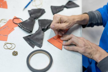 Şablona göre özel bir çubukla dikmek için dizayn çizgileri. Ayakkabı üretimi.