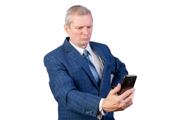 Ein älterer Mann kommuniziert per Videoübertragung. isoliert auf weißem Hintergrund. — Stockfoto