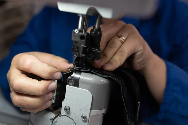 El proceso de coser zapatos en una máquina de coser. Producción de calzado . — Foto de Stock