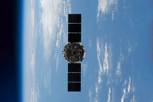 Un satellite spaziale sul pianeta Terra. Elementi di questa immagine sono stati forniti dalla NASA . — Foto Stock