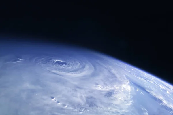 Величезний торнадо, циклон з космосу . — стокове фото