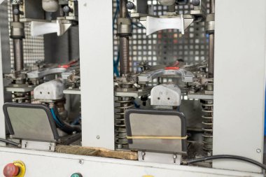 Ön kısmı oluşturmak için makine. Ayakkabı imalatı.