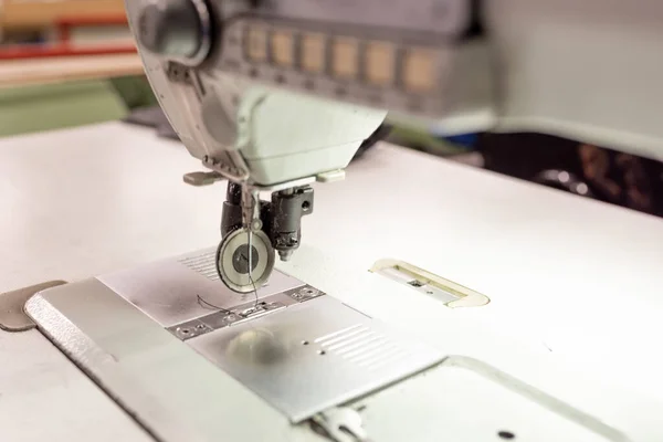 Área de trabajo de la máquina de coser en el taller. Fabricación de calzado . — Foto de Stock