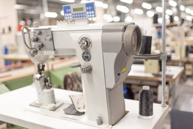 Atölyedeki endüstriyel dikiş makinesi. Ayakkabı imalatı.