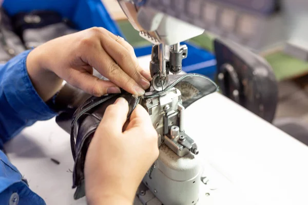 El proceso de coser zapatos en una máquina de coser. Producción de calzado . — Foto de Stock