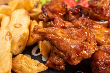 Tatlı ve ekşi soslu tavuk kanadı..