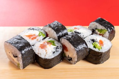 Somon, avokado, peynir ve havyarlı haşhaş. Tahtada..