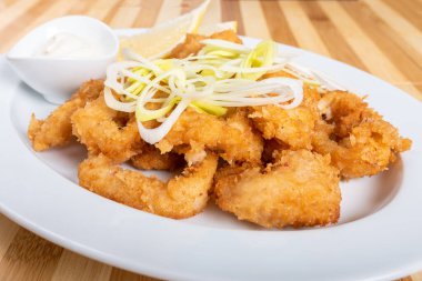 Limonlu ve soslu ızgara kalamar halkaları..