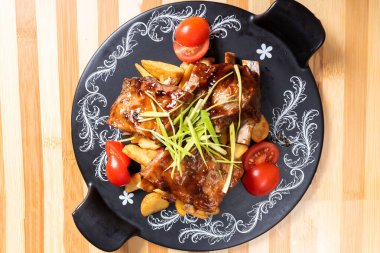 Patates ve otlu kızarmış domuz kaburgası..