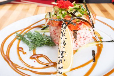 Salata, havyarlı somon tartar, tabakta..