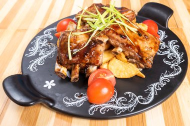 Patates ve otlu kızarmış domuz kaburgası..