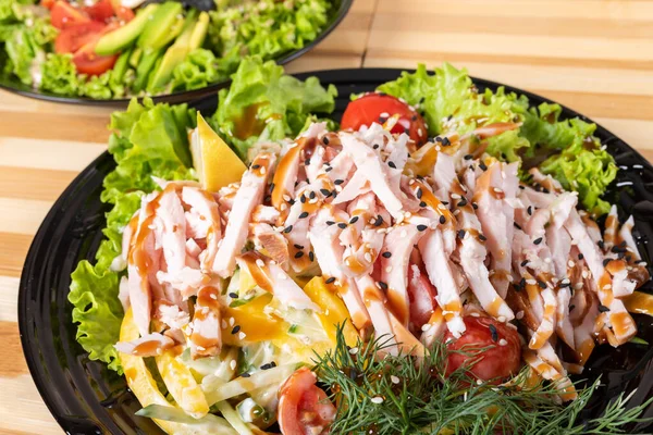 Japansk kycklingsallad på svart tallrik. — Stockfoto