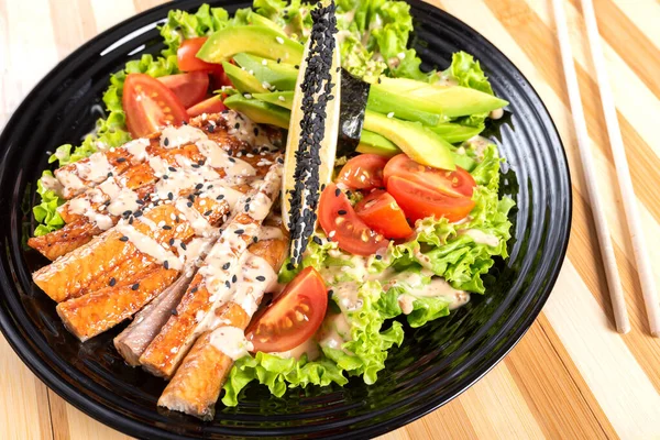 Salmão salada grelhada, com ervas e limão . — Fotografia de Stock