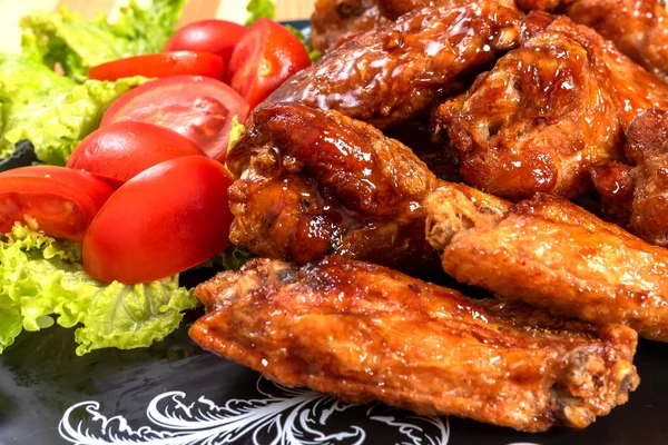 Sayap ayam dengan saus asam manis. — Stok Foto