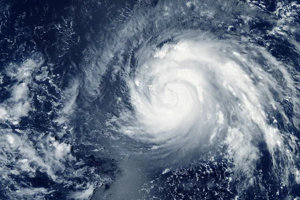 来自太空的台风，自然灾害。 这张照片是由美国国家航空航天局提供的. — 图库照片