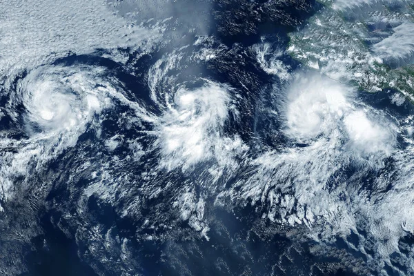 海岸近くの空間からの台風。この画像の要素はNASAによって提供されました。. — ストック写真