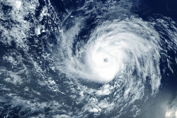 Tajfun z vesmíru poblíž pobřeží. Prvky tohoto obrazu byly poskytnuty Nasa. — Stock fotografie