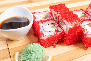 California usulü, kırmızı havyarlı, wassabi ve zencefilli. Yakın plan..