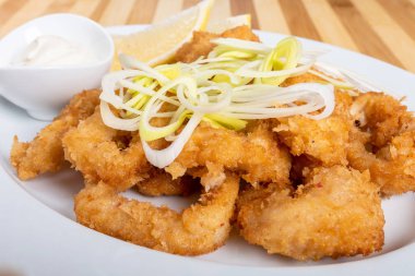 Limonlu ve soslu ızgara kalamar halkaları..