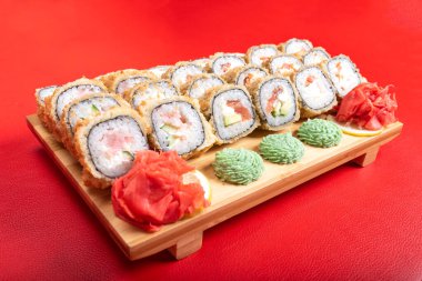 Çeşitli dolgularla birlikte bir dizi fırında ekmek. Zencefil ve wasabi ile yakınlaş..