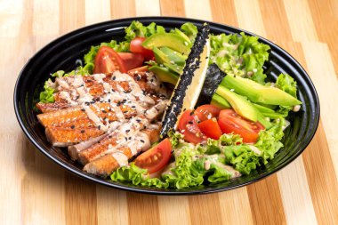 Somon ızgara salata, otlu ve limonlu..