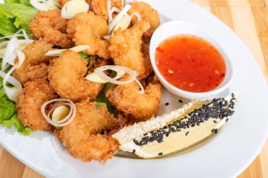 Soslu ve otlu ızgara karides..