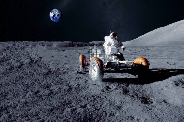 Ay 'a yakın bir astronot Ay' da geziyor. Ufukta kara görünüyor. Bu görüntünün elementleri NASA tarafından döşendi..