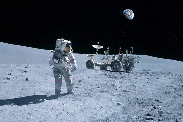 Ay 'a yakın bir astronot Ay' da geziyor. Ufukta kara görünüyor. Bu görüntünün elementleri NASA tarafından döşendi..