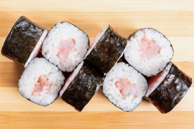 Suşi, ton balığı rulosu, tahtada.. 