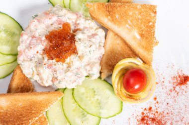 Kraker ve abur cuburlu somon tartar..