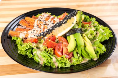 Somon ızgara salata, otlu ve limonlu..