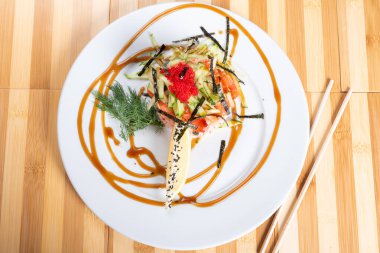 Salata, havyarlı somon tartar, tabakta..