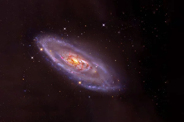 Turuncu çekirdeği olan güzel mavi bir galaksi. Bu görüntünün elementleri Nasa tarafından döşenmiştir