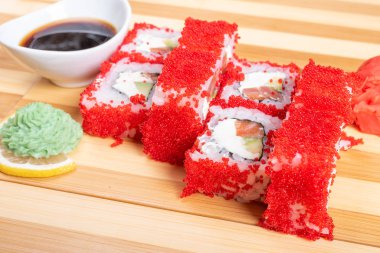 California usulü, kırmızı havyarlı, wassabi ve zencefilli. Yakın plan..