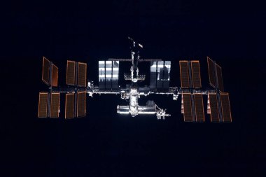 Uzay istasyonu, genişletilmiş biçimde, siyah bir arkaplanda. Bu görüntünün elementleri Nasa tarafından döşendi.