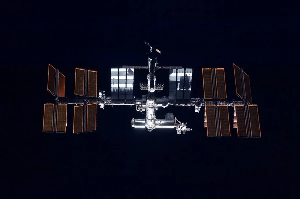 Stazione spaziale, in forma espansa, su sfondo nero. Elementi di questa immagine sono stati forniti dalla NASA . — Foto Stock